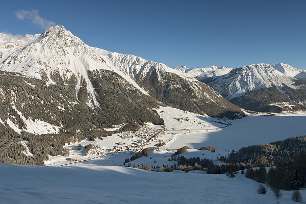 Ausblick auf den zugefrorenen Reschensee von der Reschner Alm Ausblick auf den zugefrorenen Reschensee von der Reschner Alm