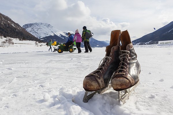 Schlittschuhlaufen auf dem Reschensee Schlittschuhlaufen auf dem Reschensee
