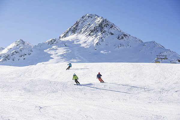 Skifahren in der zweiländerskiarena am Reschenpass Skifahren in der zweiländerskiarena am Reschenpass