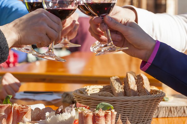 Marende bei einem Glas Rotwein auf einer Alm in Südtirol