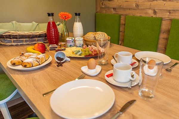 Colazione nei appartamenti Alpines a Resia al lago