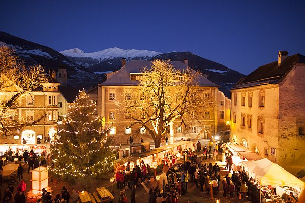Kleiner romantischer Weihnachtsmarkt innerhalb der mittelalterlichen Stadtmauern von Glurns