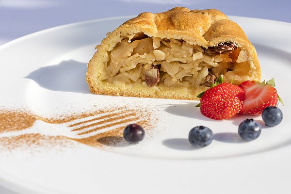 Typisches Gericht - Vinschger Apfelstrudel