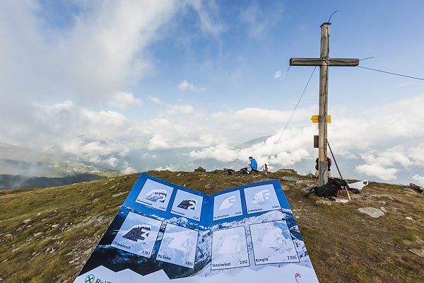 Wanderkarte Studieren auf einem Berg im Vinschgau - Südtirol