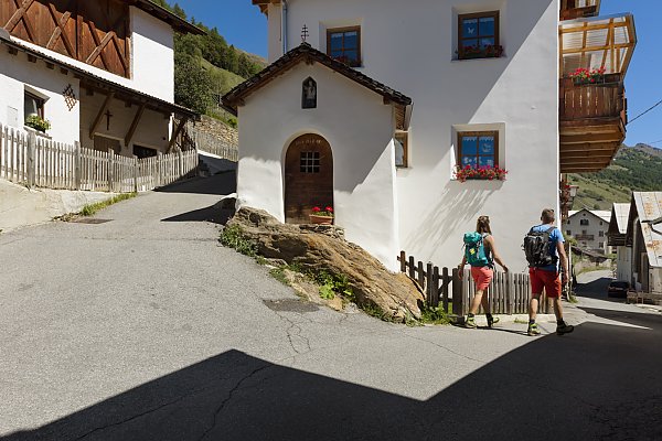 Wanderung durch einen Weiler im Obervinschgau in Südtirol